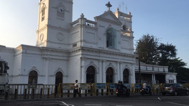 Bezpečnostní opatření před kostelem sv. Antonína v Kolombu