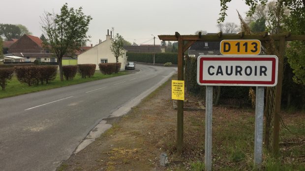 Vjezd do vesnice Cauroir na severu Francie.