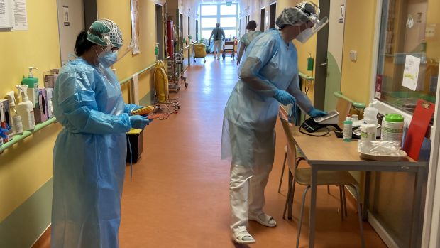 Podle zdravotníků, kteří pracují na covidovém oddělení v okresní nemocnici, je virus v posledních týdnech míň předvídatelný než dřív.