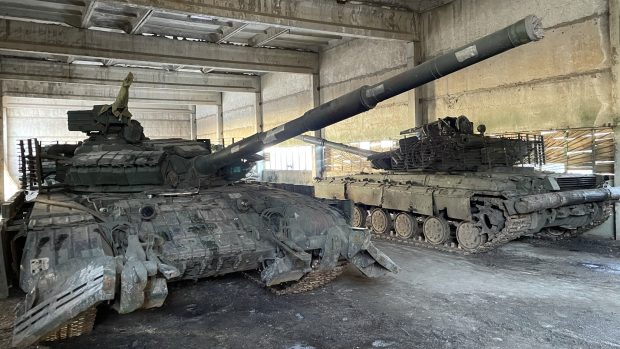 Tanky T-64 na vojenské základně na východě Ukrajiny.