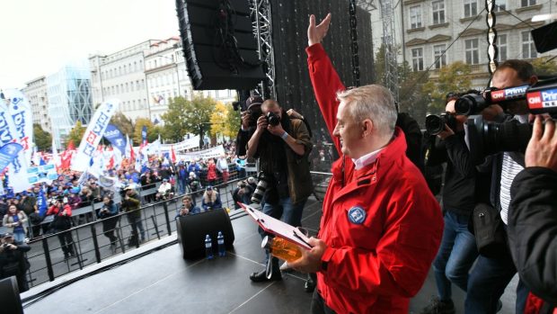 Šéf odborů Josef Středula na demonstraci na Václavském náměstí