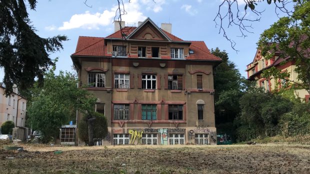 V ulici Na Šafránce v pražských Vinohradech začala na konci listopadu 2018 demolice památkově chráněné vily. Snímek je ze srpna.