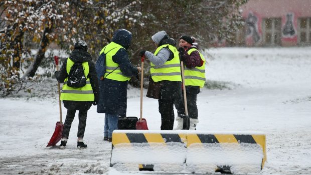 Zasněžené komunikace udržují technické správy od nočních hodin