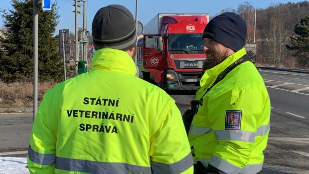 Veterináři s policií a celníky kvůli kauze s polským masem kontrolují kamiony u hranic s Polskem. Fotografie z Královéhradeckého kraje