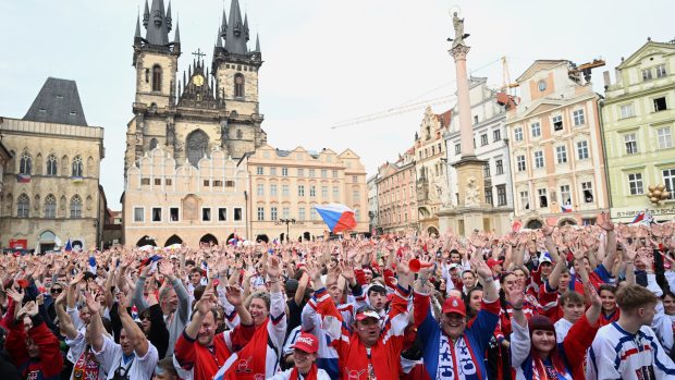 Fanoušci se sešli třeba na Staroměstském náměstí v Praze, aby fandili hokejistům v souboji o zlato