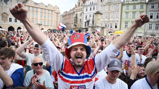 Tisíce fanoušků dorazily na Staroměstské náměstí v Praze na oslavu s hokejisty