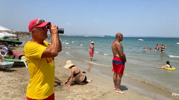 Plavčík Vasilij Aleksejev, který bulharské pláže hlídá už 44 let