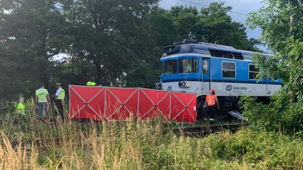 Při srážce osobního auta s vlakem na železničním přejezdu v Černožicích na Královéhradecku zemřeli v neděli čtyři lidé