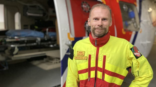 Jiří Chvojka je lékař intenzivní medicíny, který jezdí sanitkou i létá vrtulníkem, slouží na urgentním příjmu ve Fakultní nemocnici v Plzni, a protože je i internista, tak i na interním oddělení