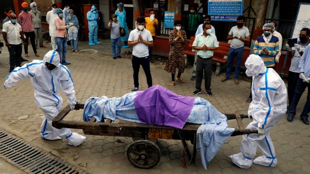 Situace kolem koronaviru je v Indii kritická, vrchol pandemie ale má teprve přijít