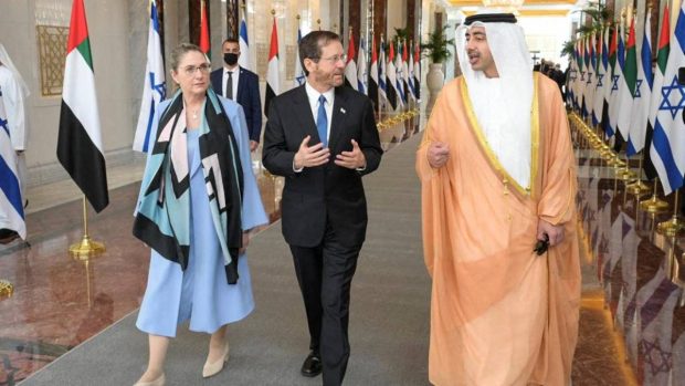 Ministr zahraničí Spojených arabských emirátů Abdullah bin Zayed Al Nahyan (vpravo) a vedle něj izraelský prezident Jicchak Herzog