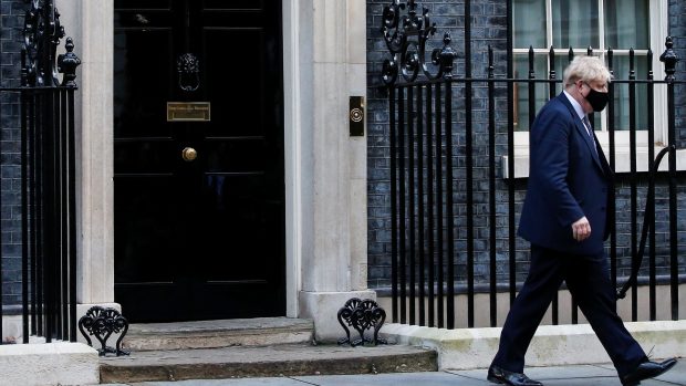 Britský premiér Boris Johnson před sídlem v Downing Street