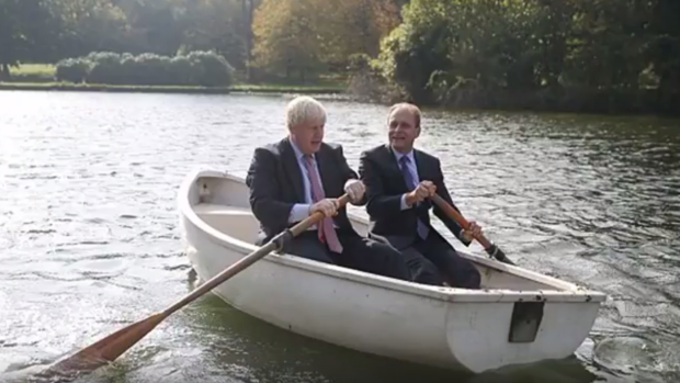 Britský ministr zahraničí Boris Johnson s náměstkem českého ministra zahraničí Ivem Šrámkem