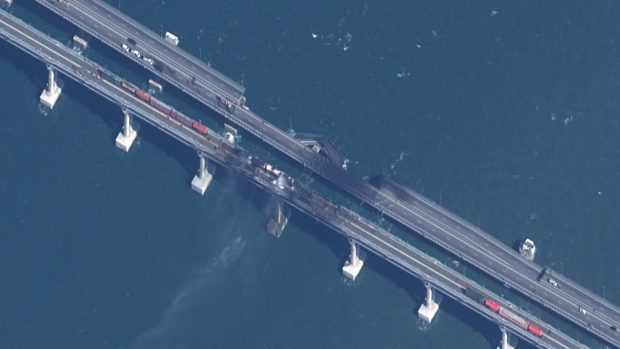 Satelitní snímek poškozeného Kerčského mostu, který Rusové začali stavět v roce 2015 a kompletně otevřeli v roce 2019. Získali tak silniční a železniční spojení s okupovaným Krymem.