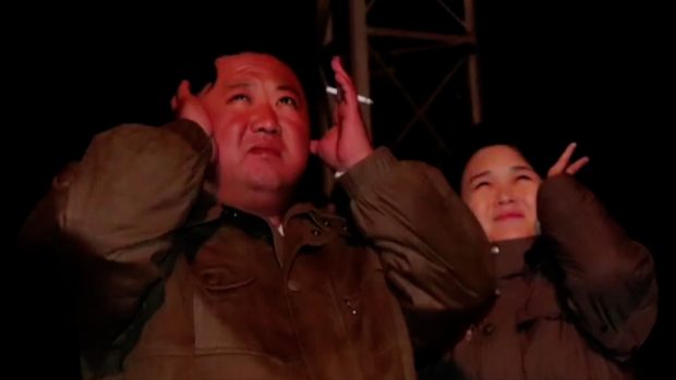 Severokorejský vůdce Kim Čong-un byl viděn, jak se účastní vojenského cvičení s taktickými jadernými zbraněmi mezi 25. zářím a 9. říjnem