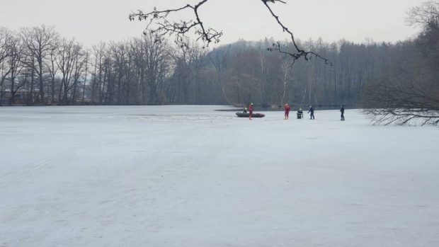 Hasiči zasahují na zámeckém rybníku v Žamberku, kde se pod dětmi prolomil led.