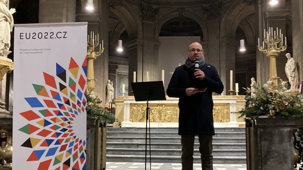 Koncert v pařížském kostele Saint-Sulpice pořadala české ambasáda a české centrum. Na snímku ředitel českého centra Jiří Hnilica