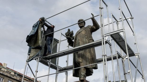 Jiří Černohorský po ukončení protestní akce v pondělí 2.9.  sundal plachtu ze sochy I.Š.Koněva.
