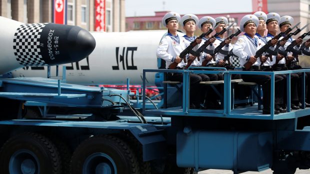Severní Korea - Vojenská přehlídka k 105. výročí narození Kim Ir-sena