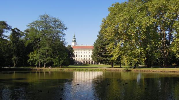 Pohled na Arcibiskupský zámek v Kroměříži z Podzámecké zahrady