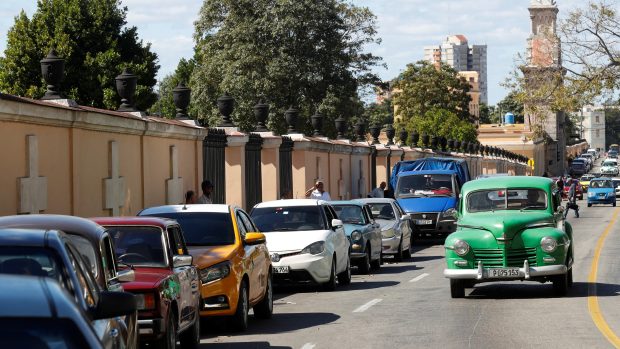 Lidé stojí s auty ve frontě na pohonné hmoty poté, co kubánská vláda kvůli kybernetickému útoku odložila pětinásobné zvýšení cen benzinu plánované na 1. února