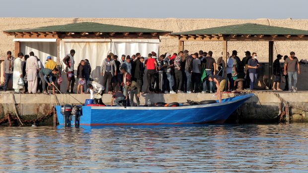 Lampedusa, malý italský ostrov uprostřed Středozemního moře, který je od Tuniska vzdálený zhruba 100 kilometrů, v posledních týdnech čelí zvýšenému náporu nově připlouvajících migrantů