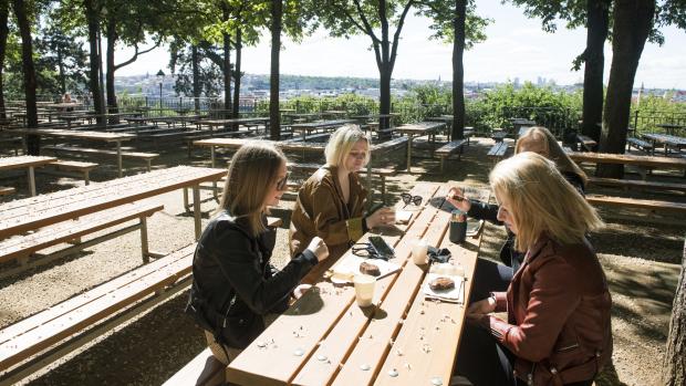 V pondělí se otevřely zahrádky restaurací a hospod. Kvůli počasí se na ně ale lidé vraceli spíše až v úterý.