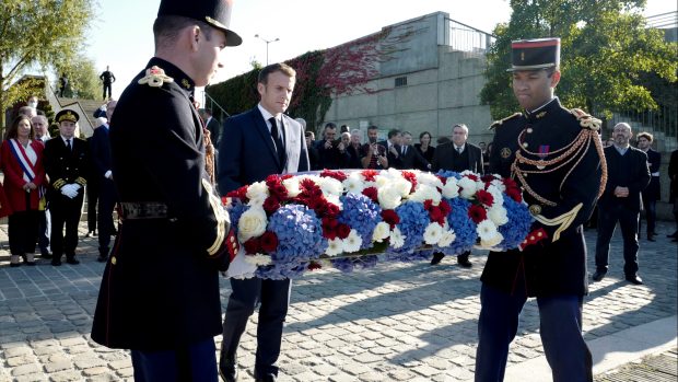 Emmanuel Macron jako první francouzský prezident v sobotu přiznal, že 17. října 1961 byly v Paříži spáchány zločiny, které se úřady snažily desítky let krýt. Podle jeho slov je to neomluvitelné.