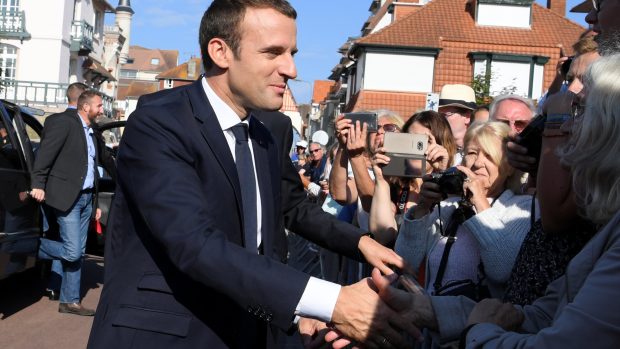 Francouzský prezident Emmanuel Macron poté, co odvolil v druhém kole parlamentních voleb na radnici města Le Touquet.