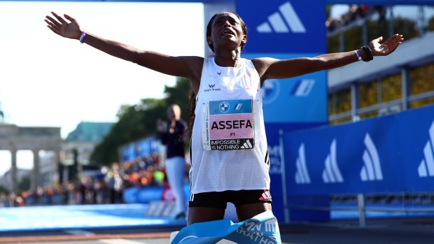 Etiopská běžkyně Assefaová po zaběhnutí nové světového rekordu v maratonu v Berlíně