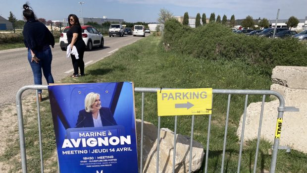 Parkoviště před avignonským výstavištěm, kde se uskutečnil mítink prezidentské kandidátky Marine Le Penové. Přišly tisíce lidí.