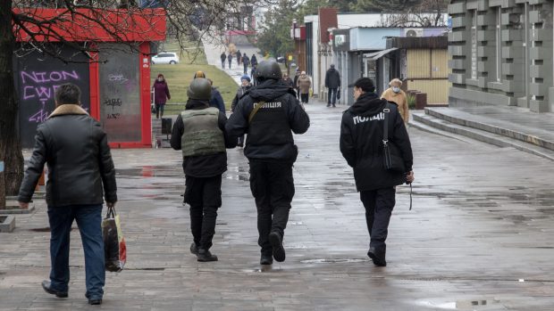 Ukrajinská policie na obchůzce Mariupolu