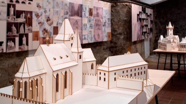 Výstava modelů staveb z 15. století v pražské Betlémské kapli