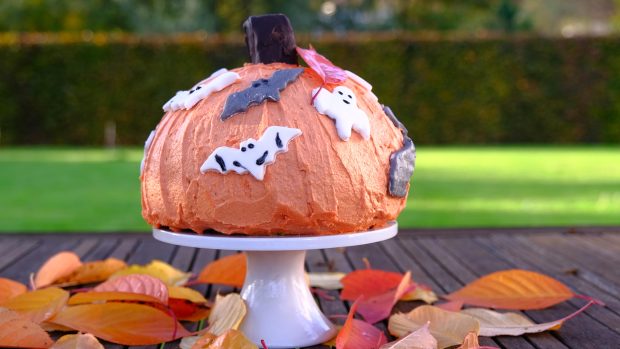 Mrkvový dort s ořechy pokrytý máslovým krémem je ideálním dortem pro halloweenské oslavy
