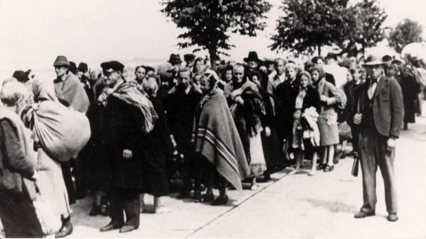 Odsun Němců z Brna na historickém snímku.