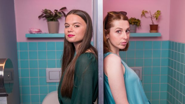 Zuzana Kašparová a Terézia Ferjančeková v internetovém pořadu Na záchodcích, který vychází z jejich podcastu Vyhonit ďábla