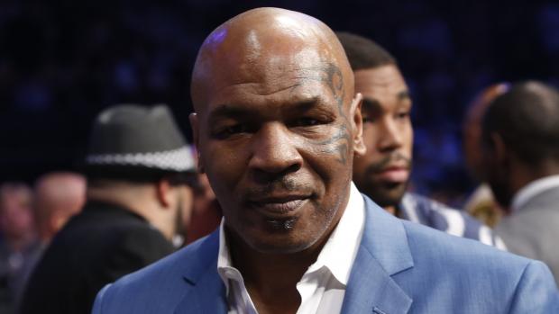 Bývalý boxer Mike Tyson se přišel podívat na své následovníky.