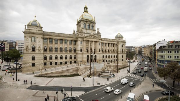 Masivní stavba Národního muzea dominující horní části Václavského náměstí měla být oázou klidu. Dnes je ovšem sevřená z obou stran velmi frekventovanou magistrálou