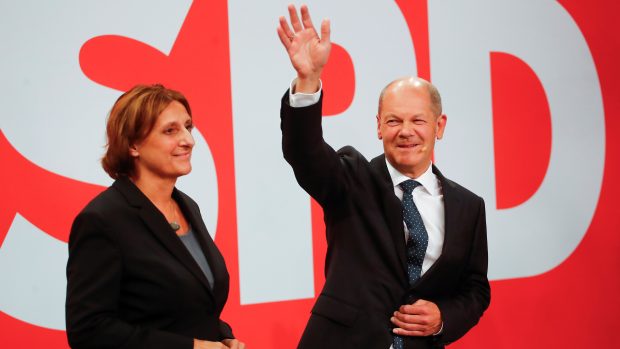Kandidát na kancléře sociálních demokratů Olaf Scholz se zdraví s publikem zhruba hodinu po uzavření volebních místností