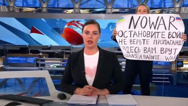 Žena protestující proti válce v ruské státní teleivze První kanál