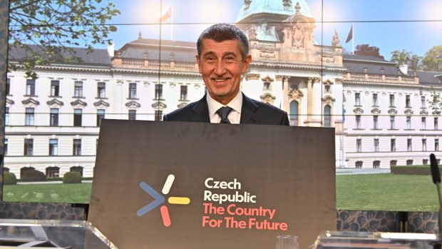 Premiér Andrej Babiš z hnutí ANO představuje novinářům nové logo, kterým bude ČR propagovat svou inovační strategii