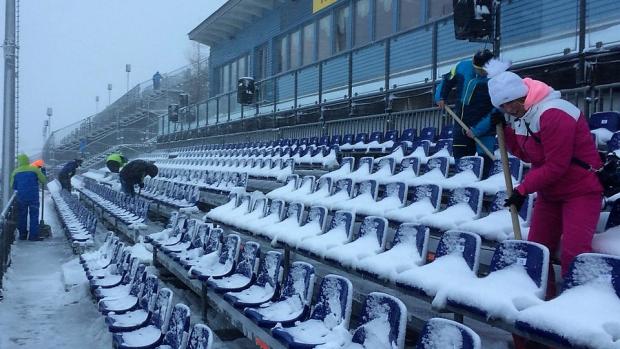 Pořadatelé v Oberhofu se musí vypořádat s přívalem sněhu