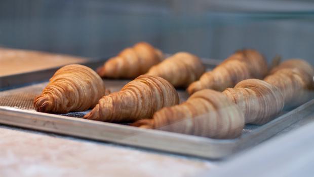 Pekař z francouzského Nice bojuje za záchranu tradičních croissantů. Už kvůli tomu napsal dopis i francouzskému premiérovi.