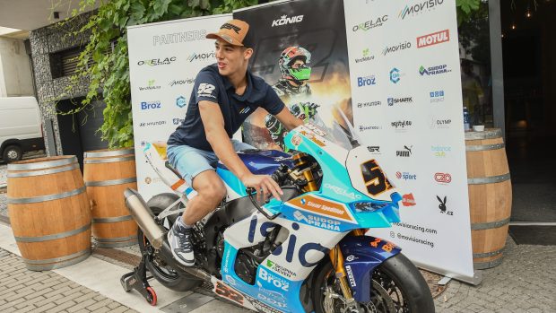 Oliver König na tiskové konferenci před domácím závodem mistrovství světa superbiků v Mostě