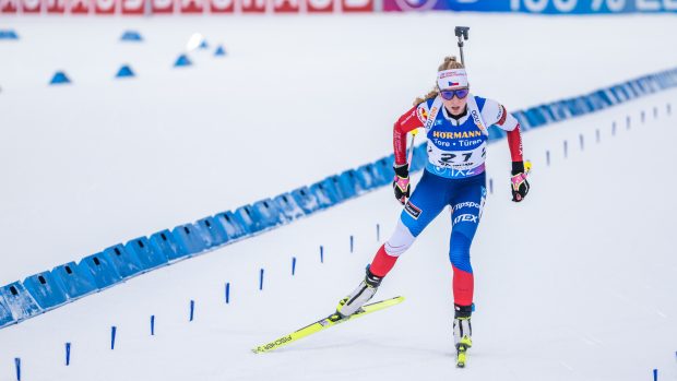 Biatlonistka Markéta Davidová během vytrvalostního závodu ve švédském Östersundu