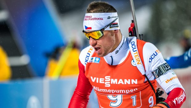 Biatlonista Michal Krčmář během štafety mužů ve švédském Östersundu