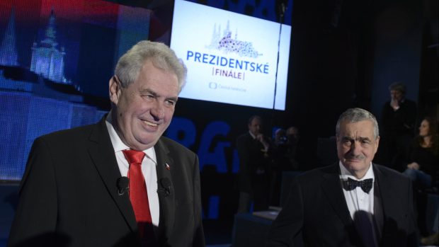 Prezidentští kandidáti Miloš Zeman (vlevo) a Karel Schwarzenberg se sešli 24. ledna v pražském Divadle Hybernia k poslední televizní předvolební debatě. (archivní foto z ledna 2013)