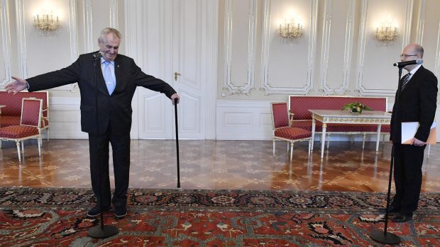 Předseda vlády ale s takovým entrée nepočítal. Když ho moderátor vyzval, aby učinil prohlášení, zůstal zaraženě koukat na prezidenta.
