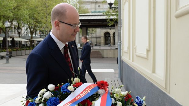Premiér Bohuslav Sobotka položil v centru Lucemburku květiny k desce připomínající studenta Jana Palacha.