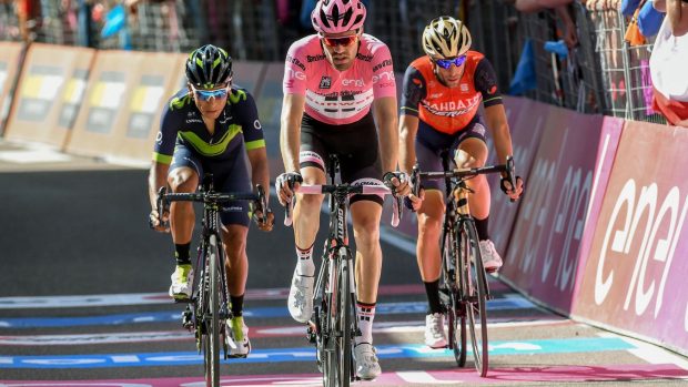 Nairo Quintana (vlevo), Tom Dumoulin a Vincenzo Nibali dojíždí do cíle osmnácté etapy Giro d&#039;Italia.